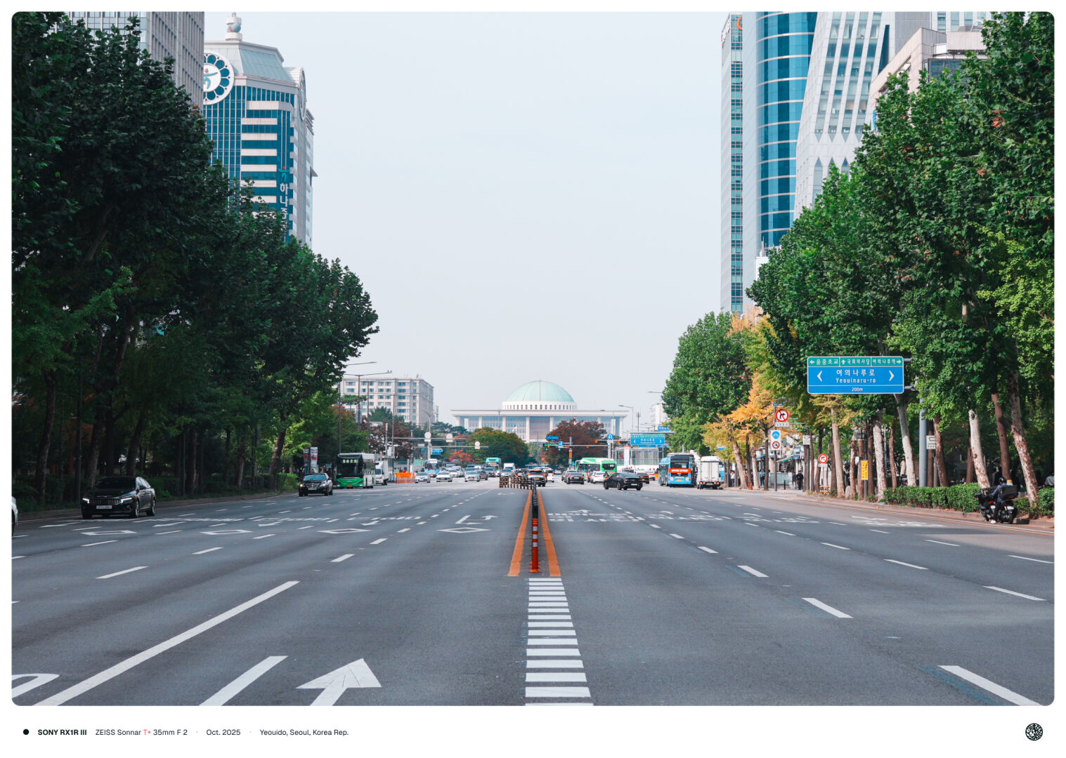 큰 빌딩이 들어서있는 여의도 의사당대로 뒤로 국회의사당이 보이는 모습.